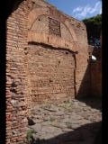 03099 ostia - regio i - insula ii - caseggiato del pantomimo apolausto and caseggiato del balcone ligneo (i,ii,2.6) - raum 38 - detail - ostseite - 09-2022.jpg